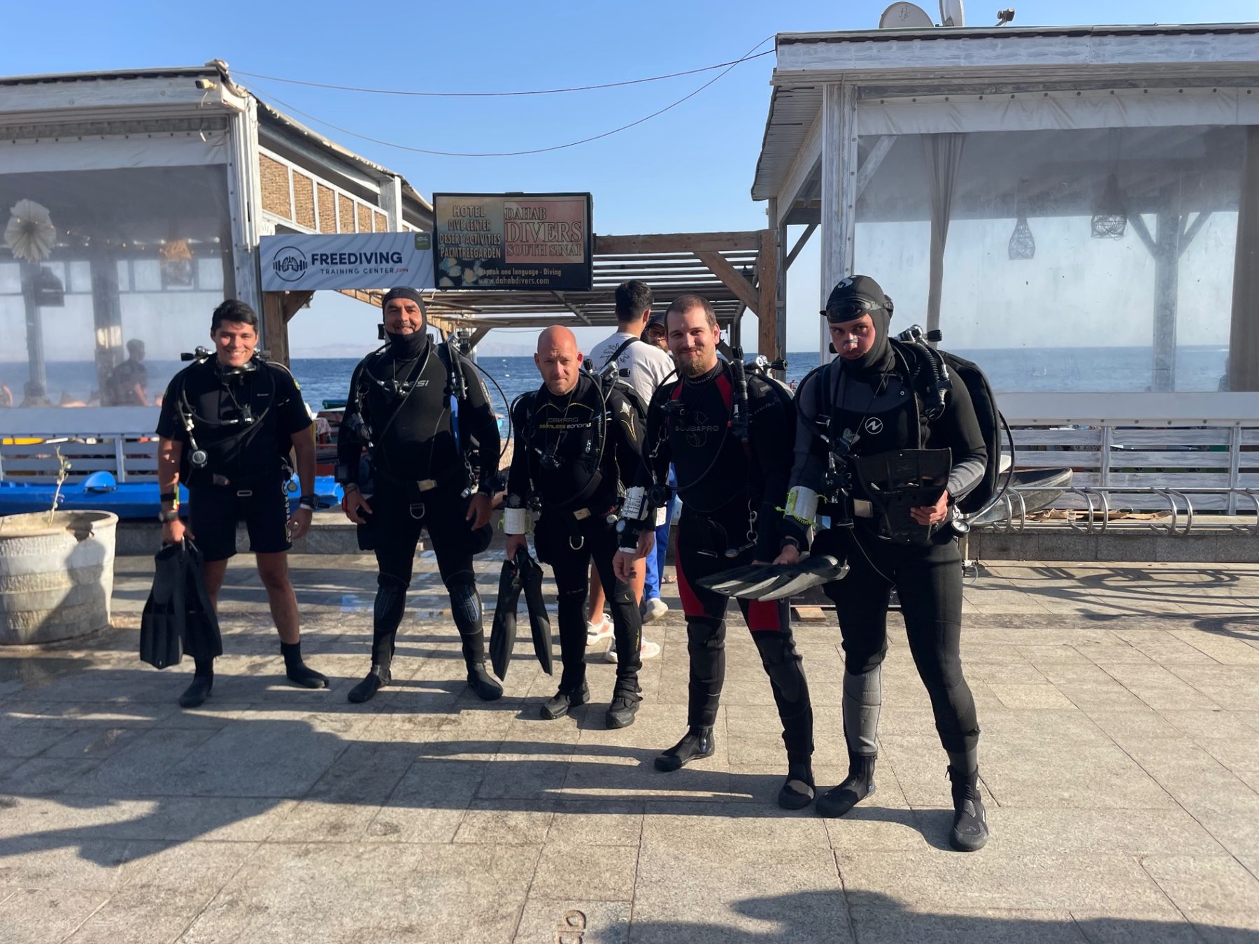 NAUI búvárcsoport tengeri merülés előtt — Dahab, profi képzés