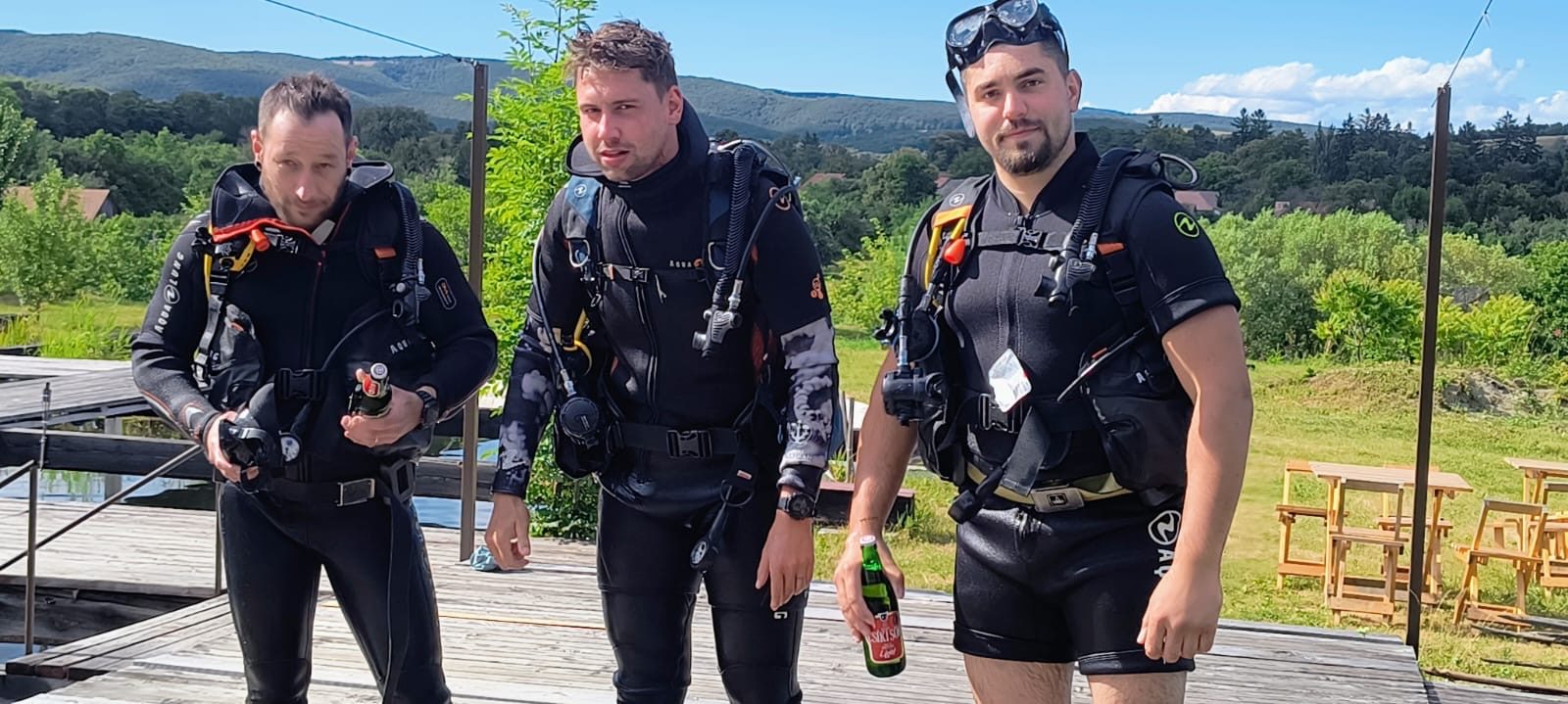 Búvárcsoport teljes felszerelésben egy erdélyi tó partján