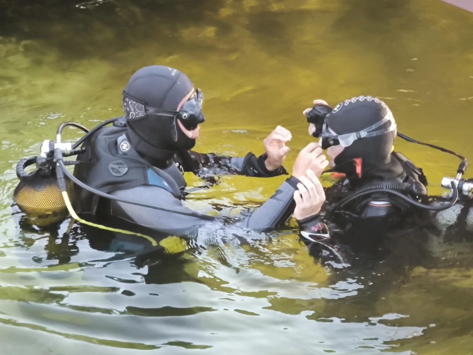 NAUI búvároktató személyre szabott gyakorlatot vezet a tanítványnak